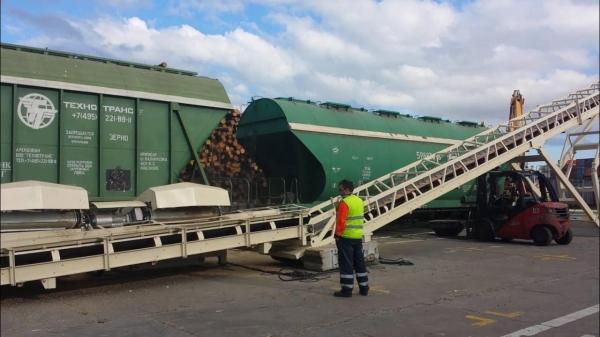 Разгрузка вагона хоппера с загрузкой в 20 фут